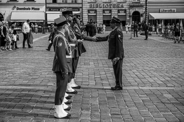84 nowych policjantów w zachodniopomorskim garnizonie – złożyli ślubowanie w Szczecinie