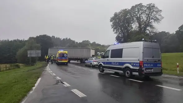 Poślizg ciężarówki w Reczu – akcja służb i pomoc przypadkowego kierowcy
