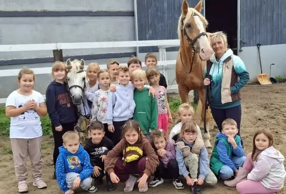 Klasa 1e ze Szkoły Podstawowej nr 1 w Choszcznie na wycieczce w stadninie koni MalBoro w Boninie