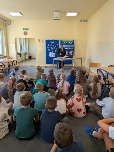 Ogólnopolski Dzień Głośnego Czytania w Drawnie – mundurowi czytali uczniom