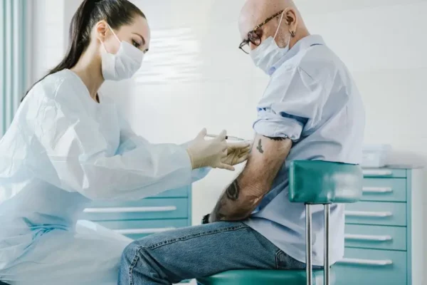 Jesień bez infekcji: jak seniorzy mogą wzmocnić odporność przed sezonem grypowym?